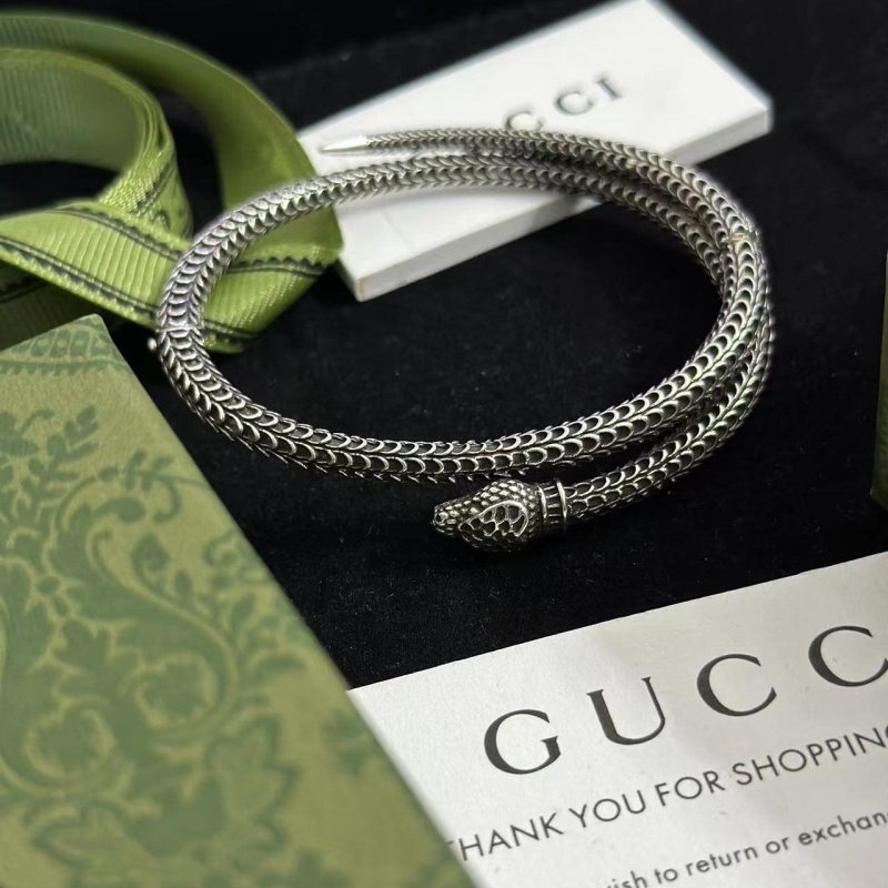 G*u*i bracelets